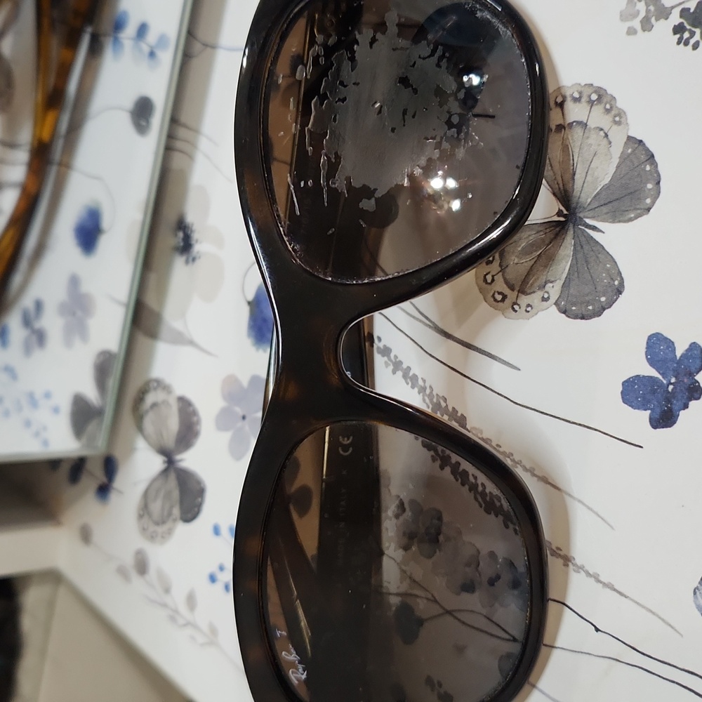 FRAMES:Ray-Ban Tortoise Shell Sunglasses